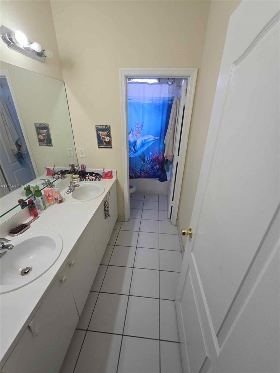 2nd Floor/ Bathroom 4