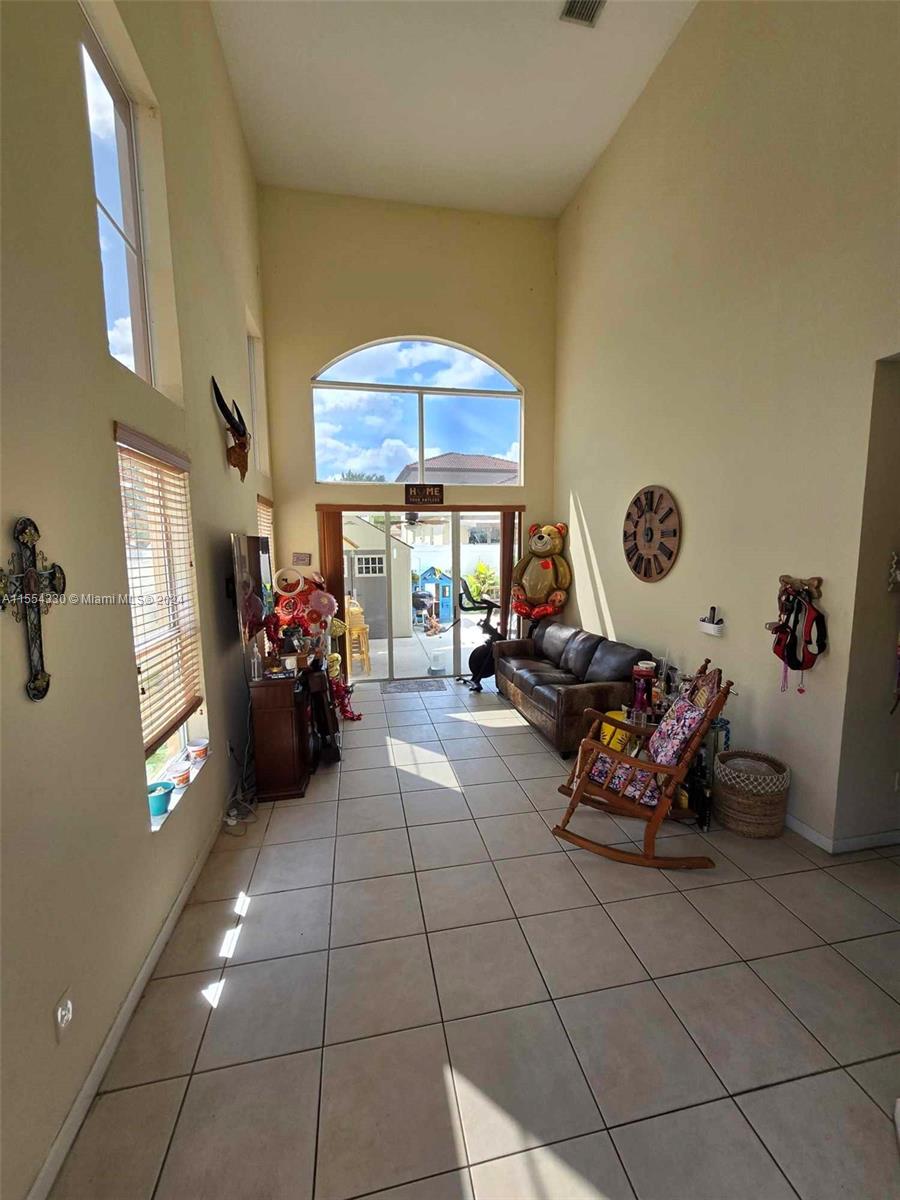 Entrance/ High Ceilings