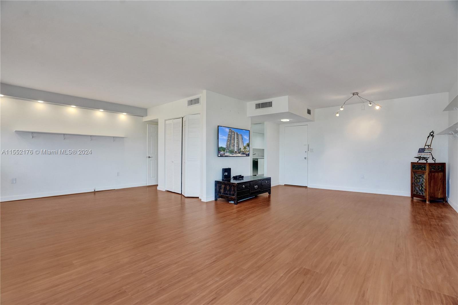 3375 N Country Club Dr 1407, Aventura, Florida 33180, 2 Bedrooms Bedrooms, ,2 BathroomsBathrooms,Residential,For Sale,3375 N Country Club Dr 1407,A11552176