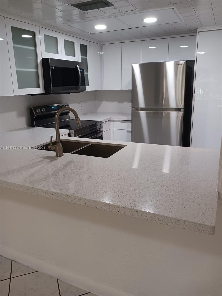 421 SE 10th St A103, Dania Beach, Florida 33004, 2 Bedrooms Bedrooms, ,2 BathroomsBathrooms,Residential,For Sale,421 SE 10th St A103,A11554773