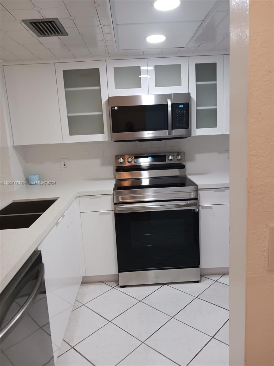 421 SE 10th St A103, Dania Beach, Florida 33004, 2 Bedrooms Bedrooms, ,2 BathroomsBathrooms,Residential,For Sale,421 SE 10th St A103,A11554773