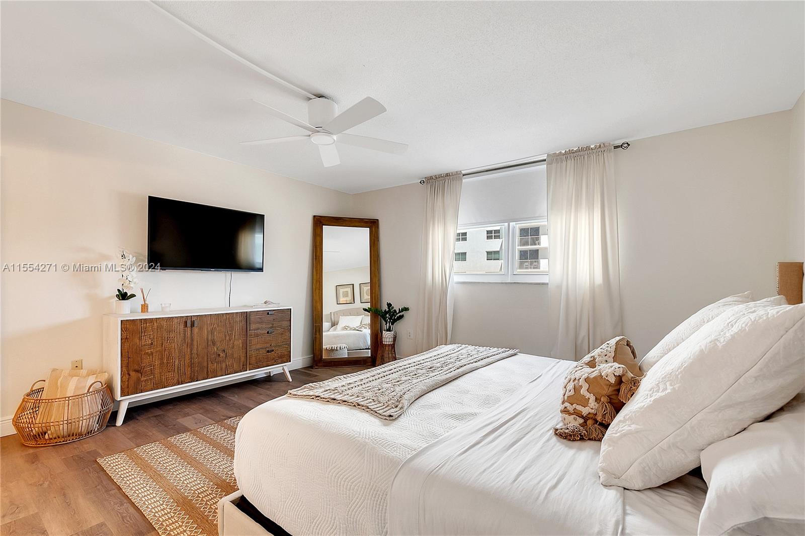 Hollywood, Florida 33019, 2 Bedrooms Bedrooms, ,2 BathroomsBathrooms,Residential,For Sale,A11554271