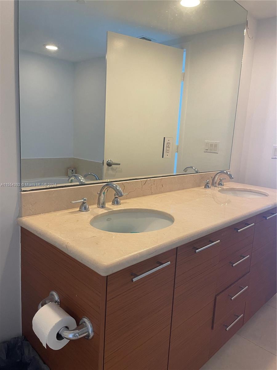 50 Biscayne Blvd 2304, Miami, Florida 33132, 2 Bedrooms Bedrooms, ,2 BathroomsBathrooms,Residential,For Sale,50 Biscayne Blvd 2304,A11554392