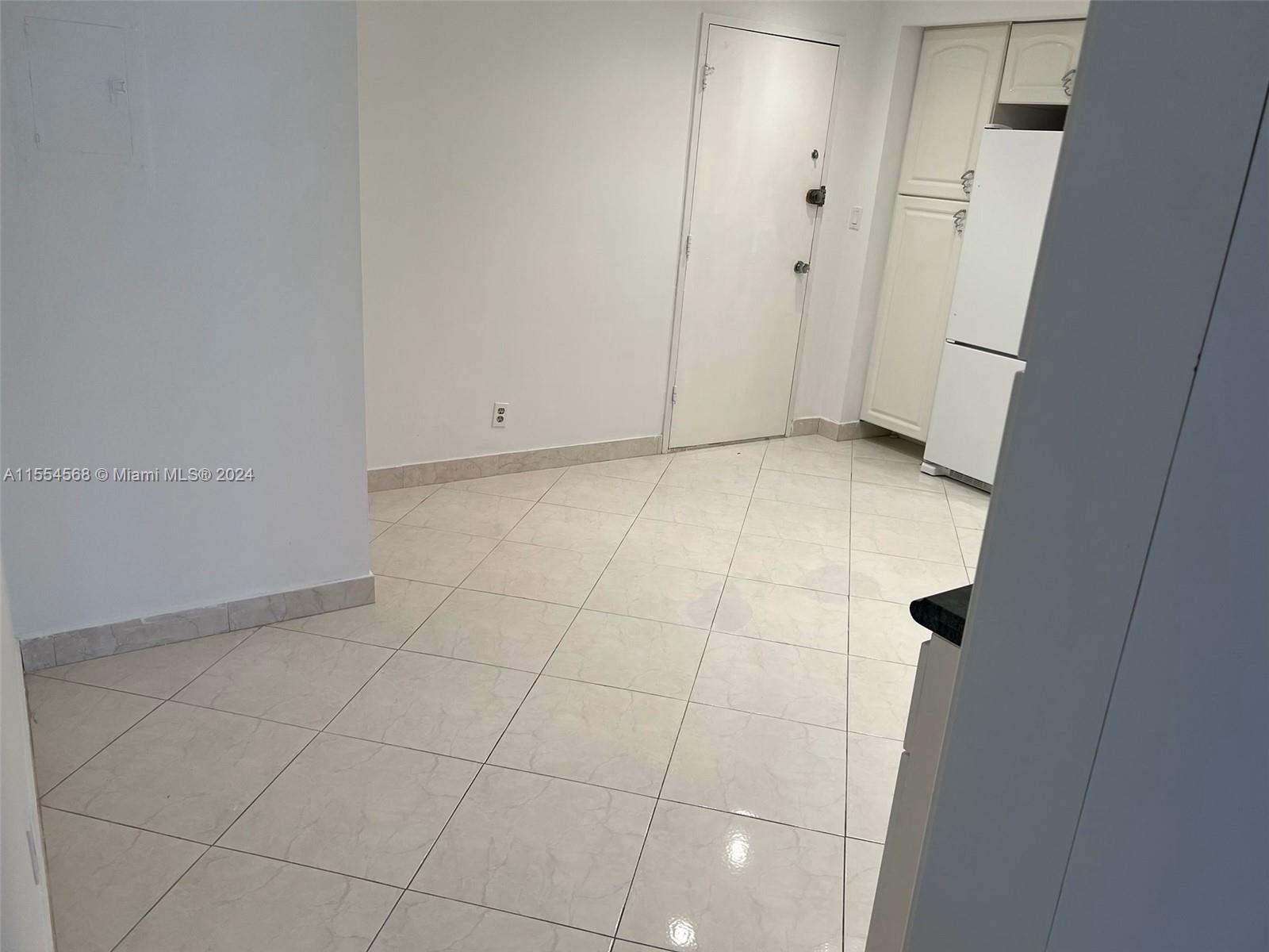 kitchen eat in with service entr door