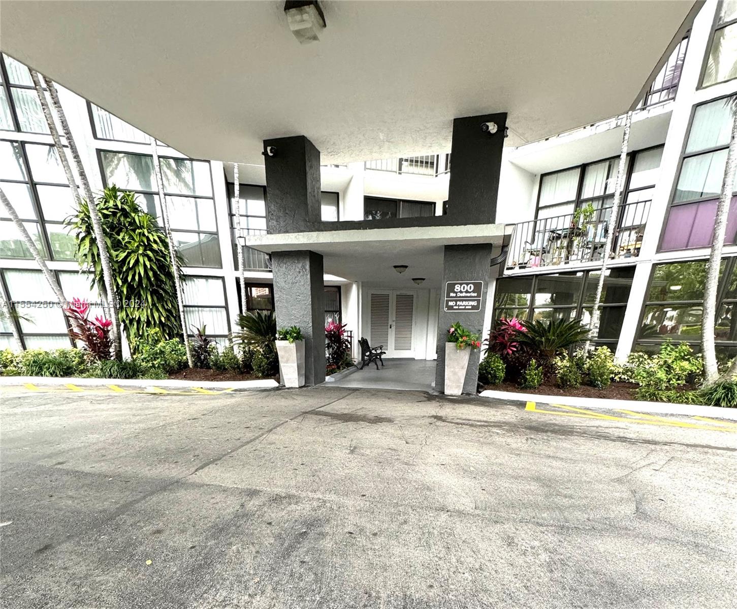 800 Parkview Dr 502, Hallandale Beach, Florida 33009, 1 Bedroom Bedrooms, ,1 BathroomBathrooms,Residential,For Sale,800 Parkview Dr 502,A11554250