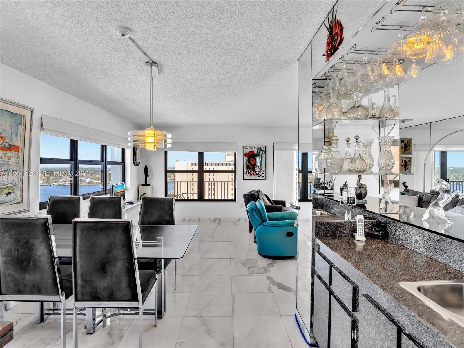 Corner unit with two exposures