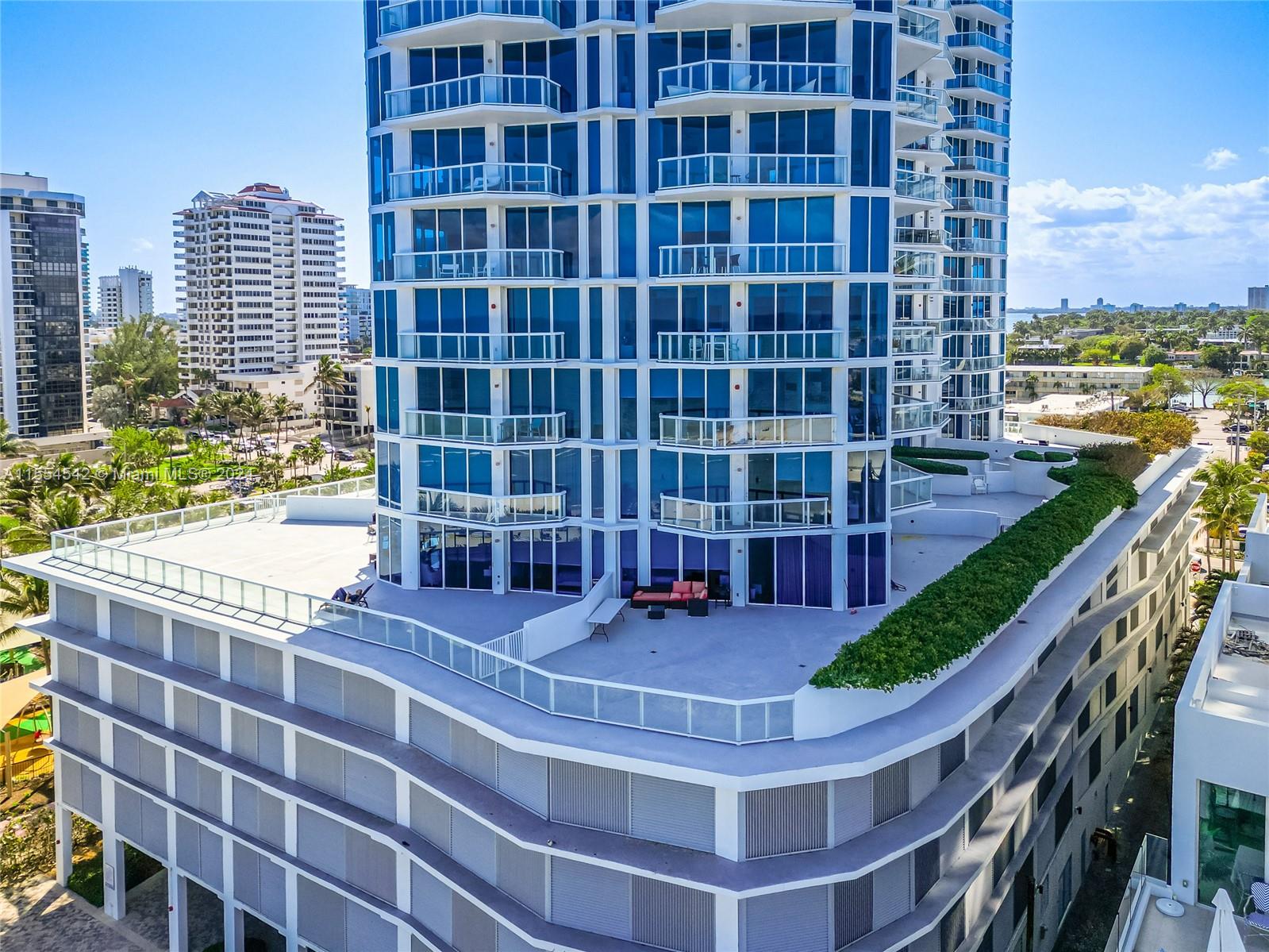 Beautiful condo with 2 bedrooms and 2 bathrooms located in one-of-a-kind boutique building. Enjoy the convenience of the building's amenities, including a heated pool, jacuzzi, gym overlooking the bay and 2 assigned garage parking spaces. Don't miss your chance to live in one of the most desirable neighborhoods in Miami just next door to a small park. Excellent location.