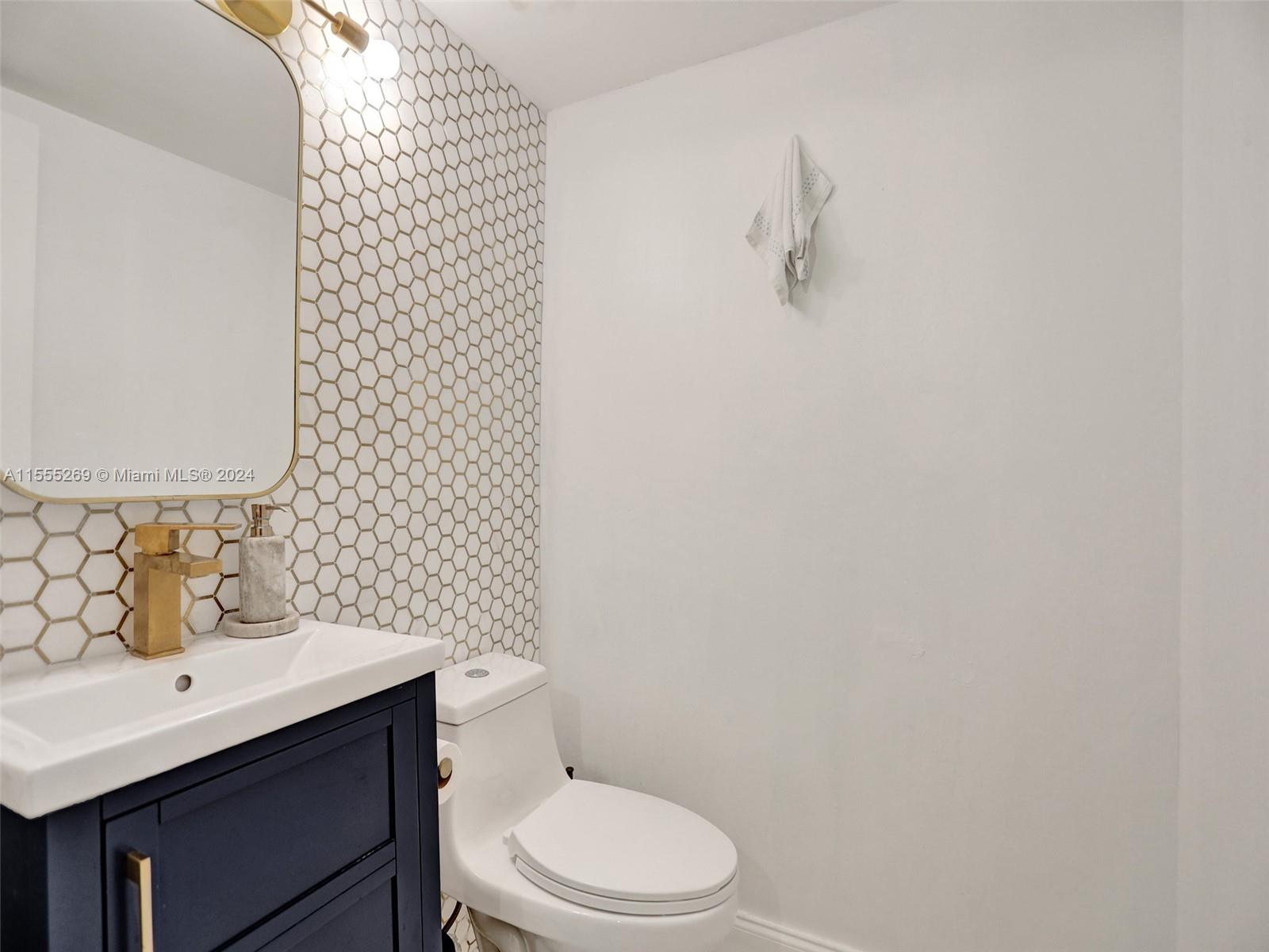 1800 Collins Ave 7B, Miami Beach, Florida 33139, 1 Bedroom Bedrooms, ,1 BathroomBathrooms,Residential,For Sale,1800 Collins Ave 7B,A11555269