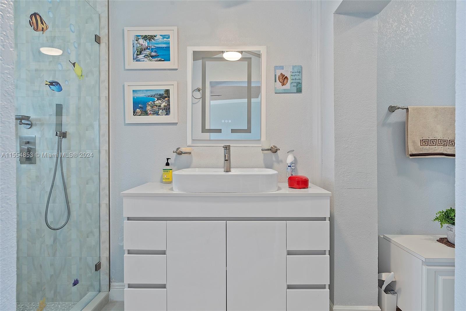 2nd Bathroom with Tub