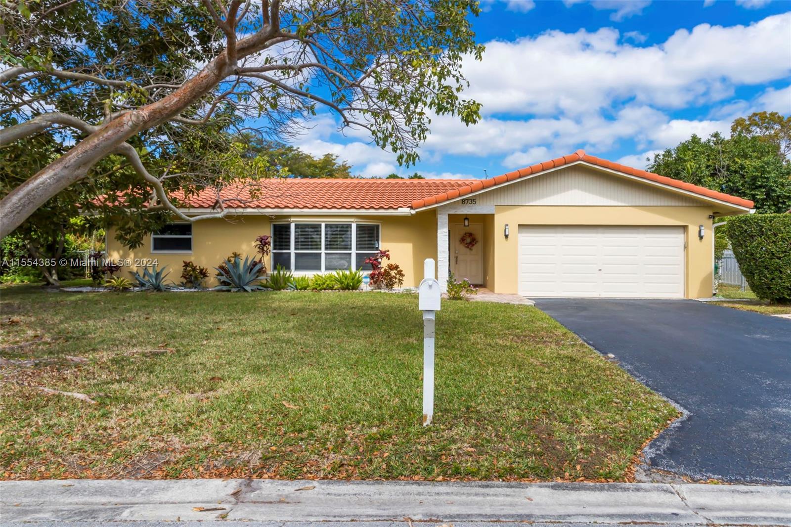 House for Sale in Coral Springs, FL
