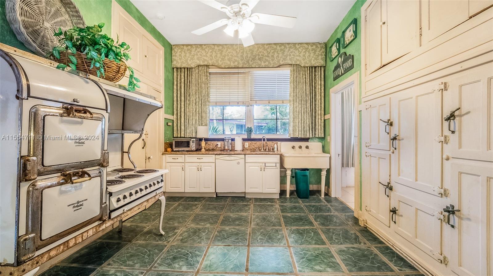 8447 E Dixie Hwy, Miami, Florida 33138, 6 Bedrooms Bedrooms, ,4 BathroomsBathrooms,Residential,For Sale,8447 E Dixie Hwy,A11554711