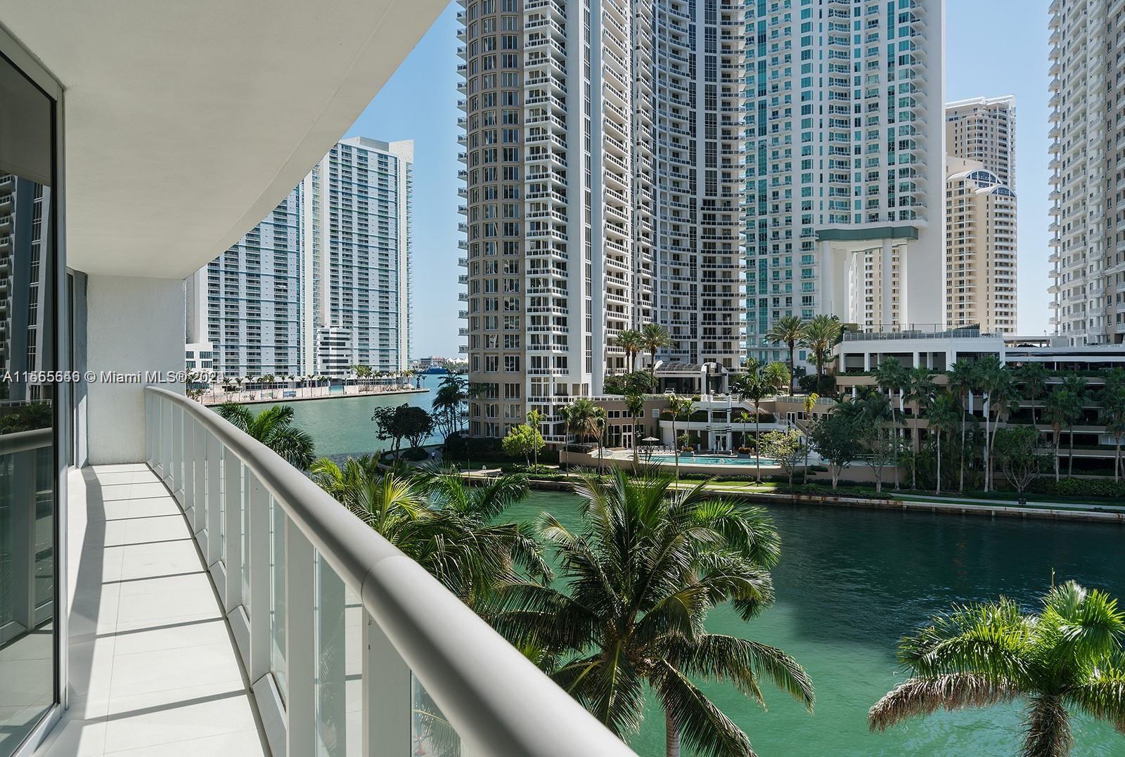 PRICED TO SELL !!!.
DIRECT BAY VIEWS from this Spacious 2 Bedrooms + Den, 2 Full Baths Residence (BAYLINER). Impeccable condition with Renovated Master Bathroom. 1 assigned parking space. Great amenities including infinity pool overlooking Biscayne Bay, fitness center, convenient store, spa, Great Location !. VACANT, easy to show.
