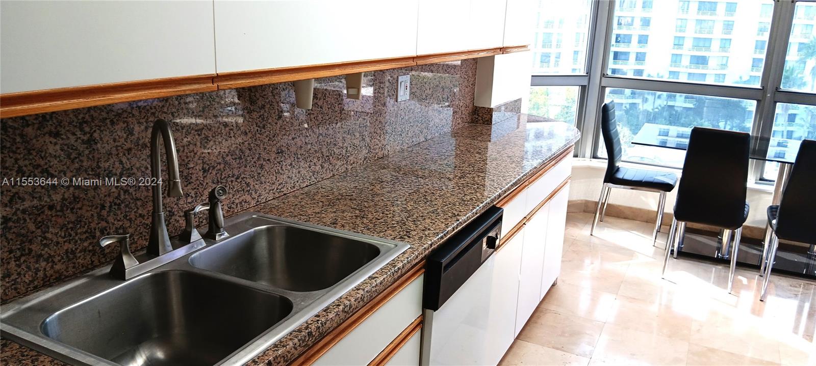 Kitchen & Breakfast Area