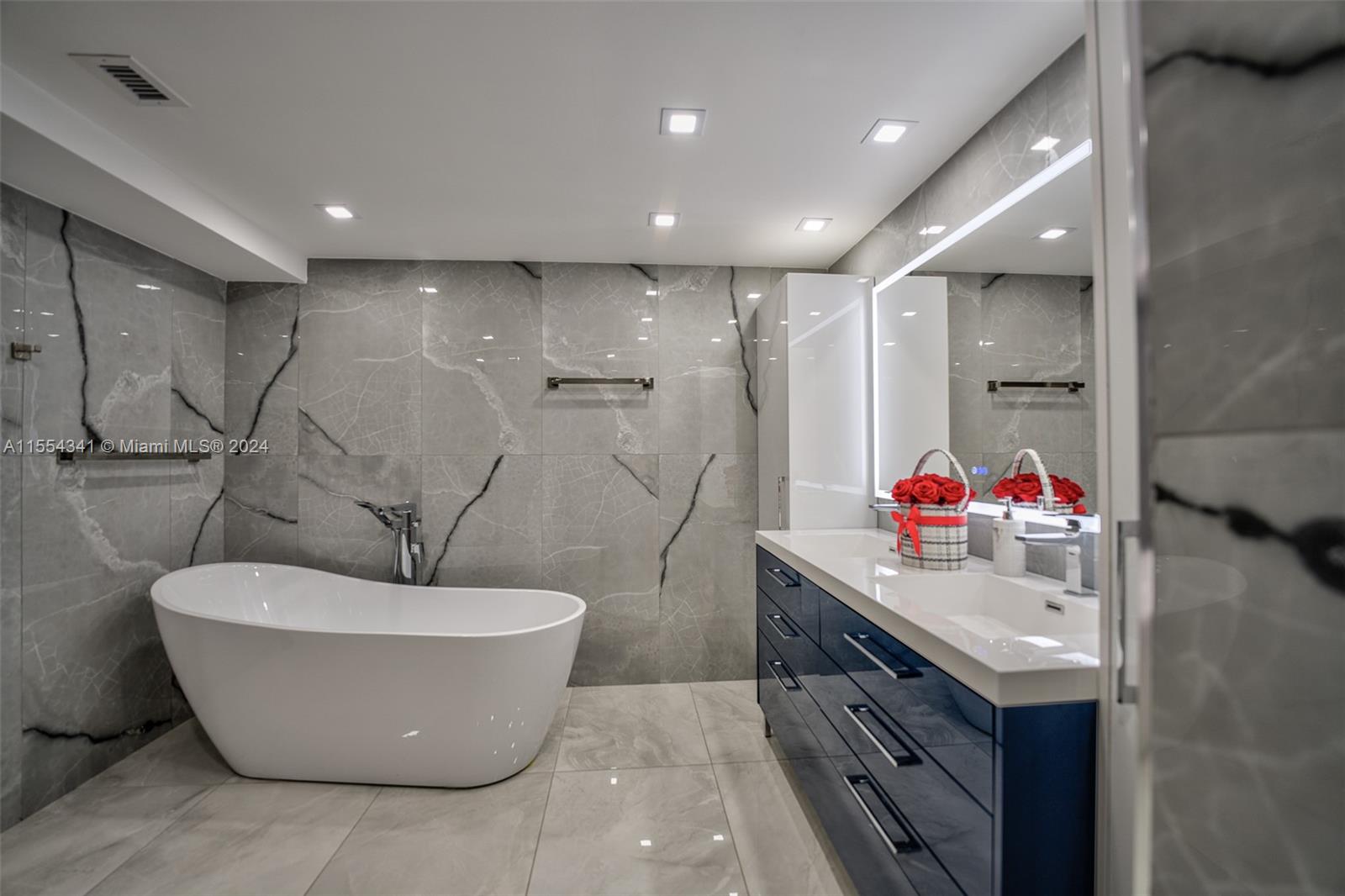 19667 Turnberry Way 15K, Aventura, Florida 33180, 2 Bedrooms Bedrooms, ,2 BathroomsBathrooms,Residential,For Sale,19667 Turnberry Way 15K,A11554341