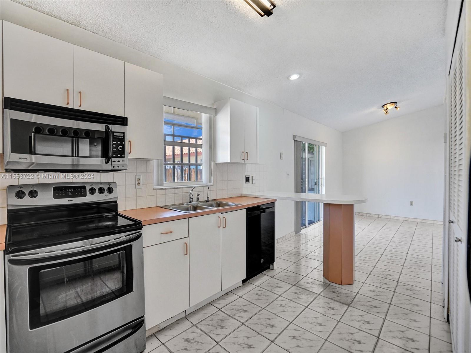 2473 W 72nd Pl, Hialeah, Florida 33016, 3 Bedrooms Bedrooms, ,2 BathroomsBathrooms,Residential,For Sale,2473 W 72nd Pl,A11553722