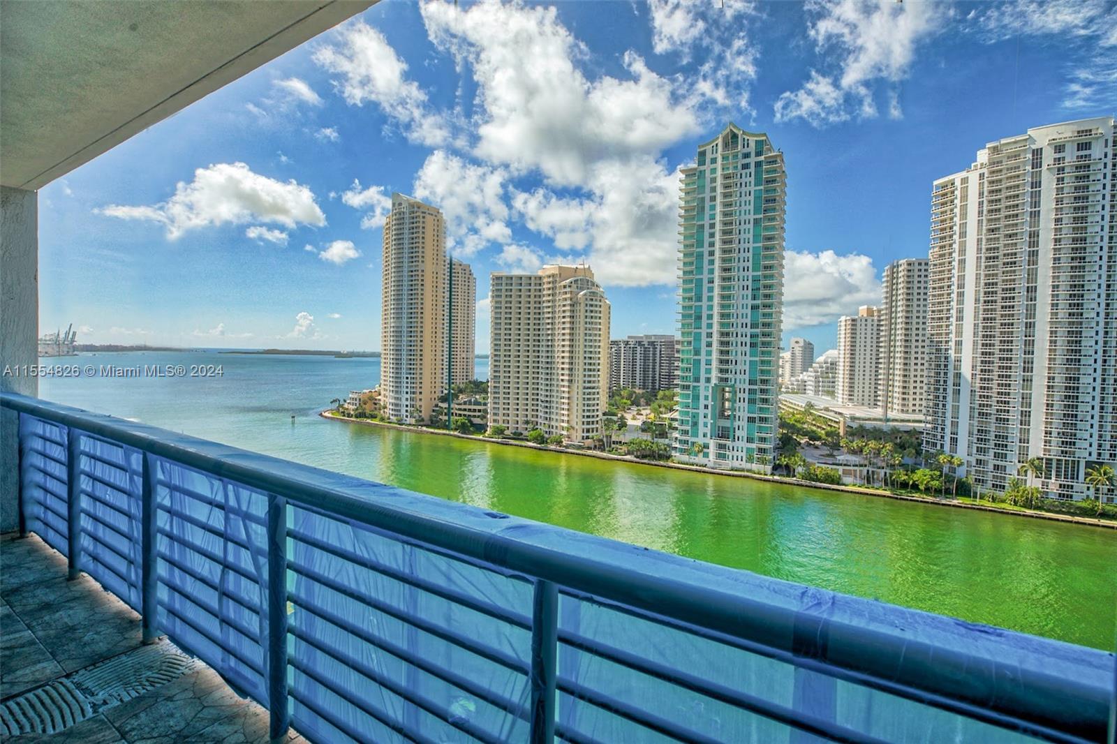 Beautiful 1 bedroom 1 bath condo with direct views of Biscayne Bay, Miami River, and Brickell Skyline. Condo has
tiles throughout, with wood kitchen cabinets and stainless steel appliances, granite countertops, and marble bath.
Amenities includes: 2 swimming pools, Jacuzzi, 2 Party Rooms, 2 Fitness Centers, Business Ctr., Convenience
Store, 24 hrs Security, Valet, and Concierge. Centrally located in Downtown Miami within minutes to Brickell, SoBe,
Grove, Gables, Design District, and Airport. Sales office in bldg.