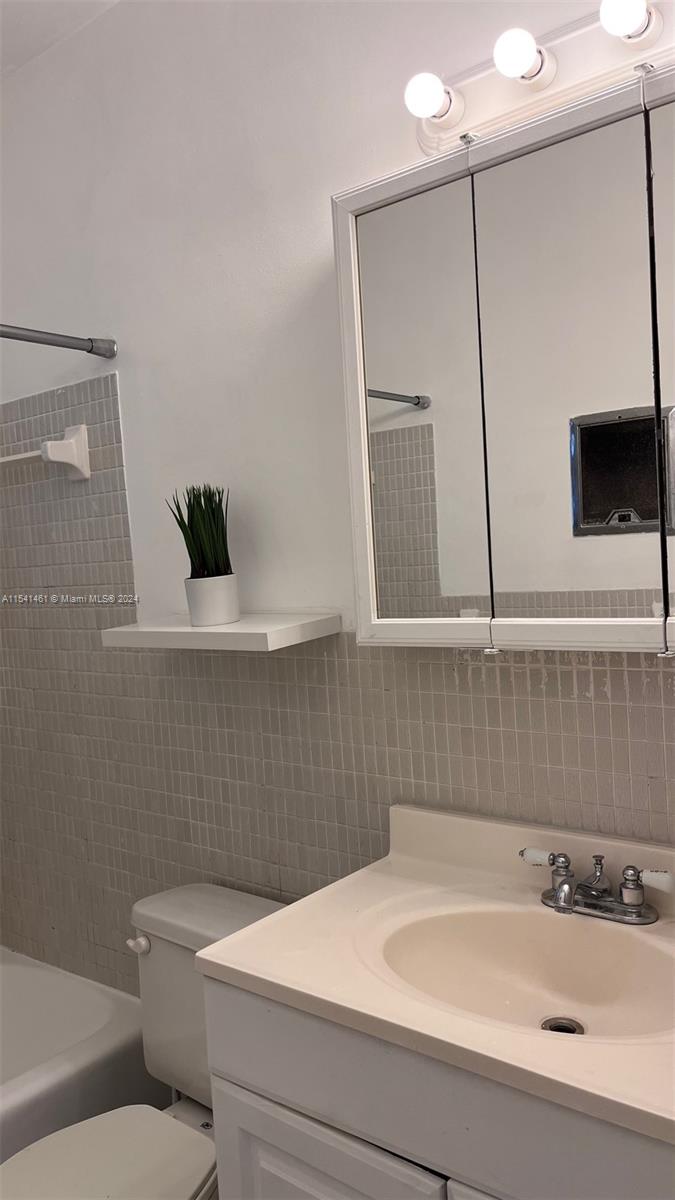 2219 Polk St 8A, Hollywood, Florida 33020, 1 Bedroom Bedrooms, ,1 BathroomBathrooms,Residentiallease,For Rent,2219 Polk St 8A,A11541461