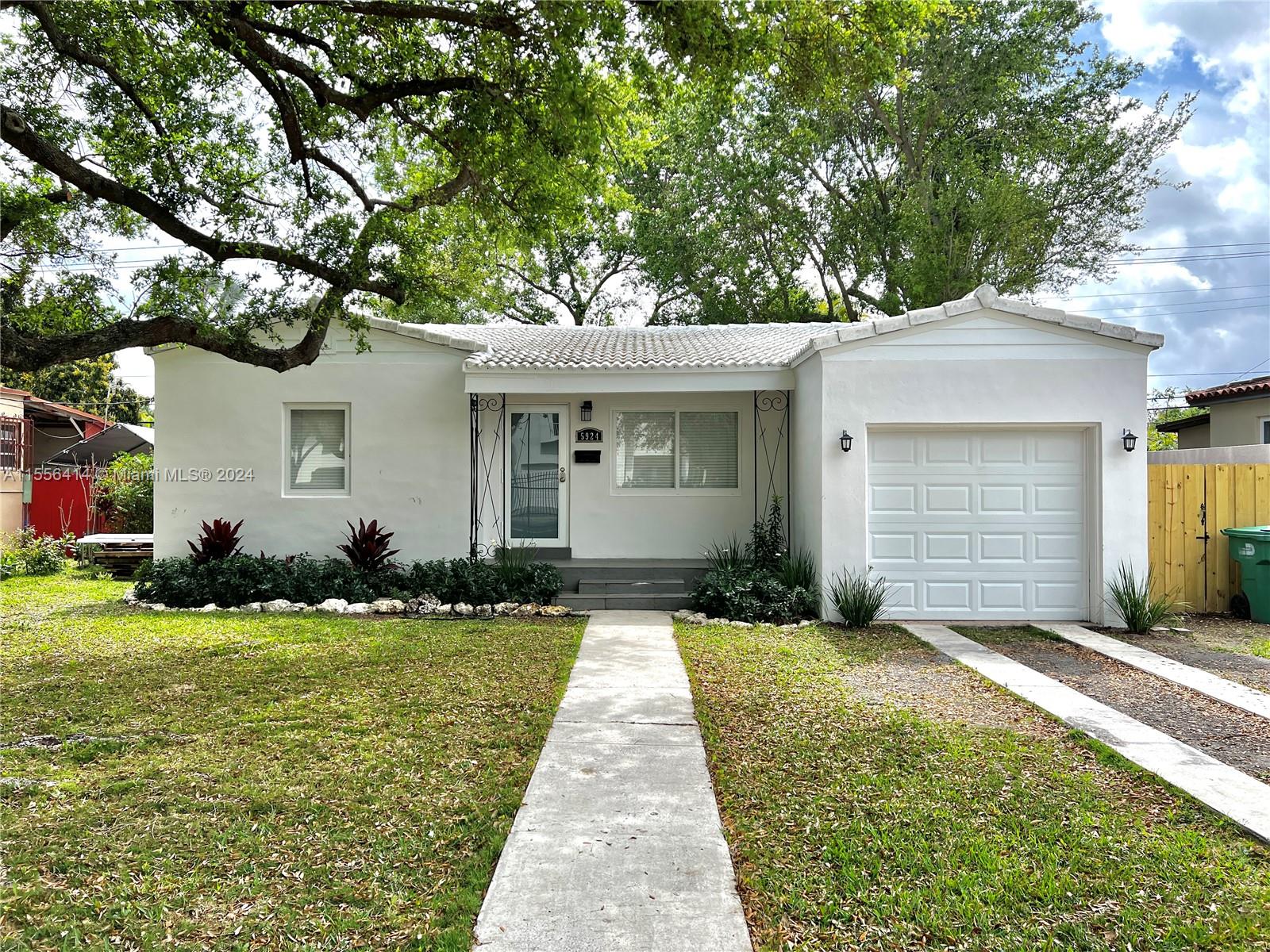 5924 SW 41st St  For Sale A11556414, FL