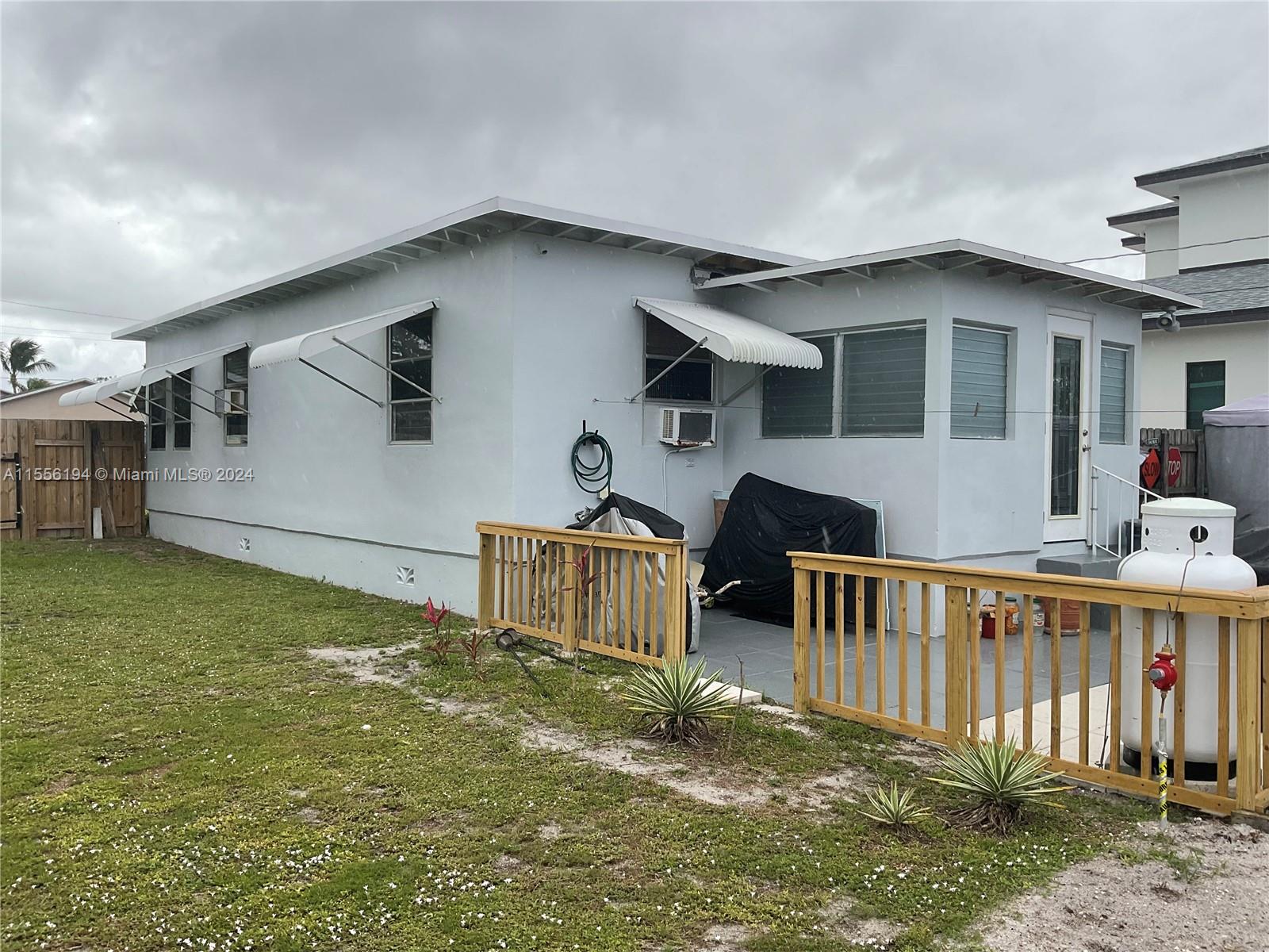 250 SW 12th St, Dania Beach, Florida 33004, 2 Bedrooms Bedrooms, ,1 BathroomBathrooms,Residential,For Sale,250 SW 12th St,A11556194
