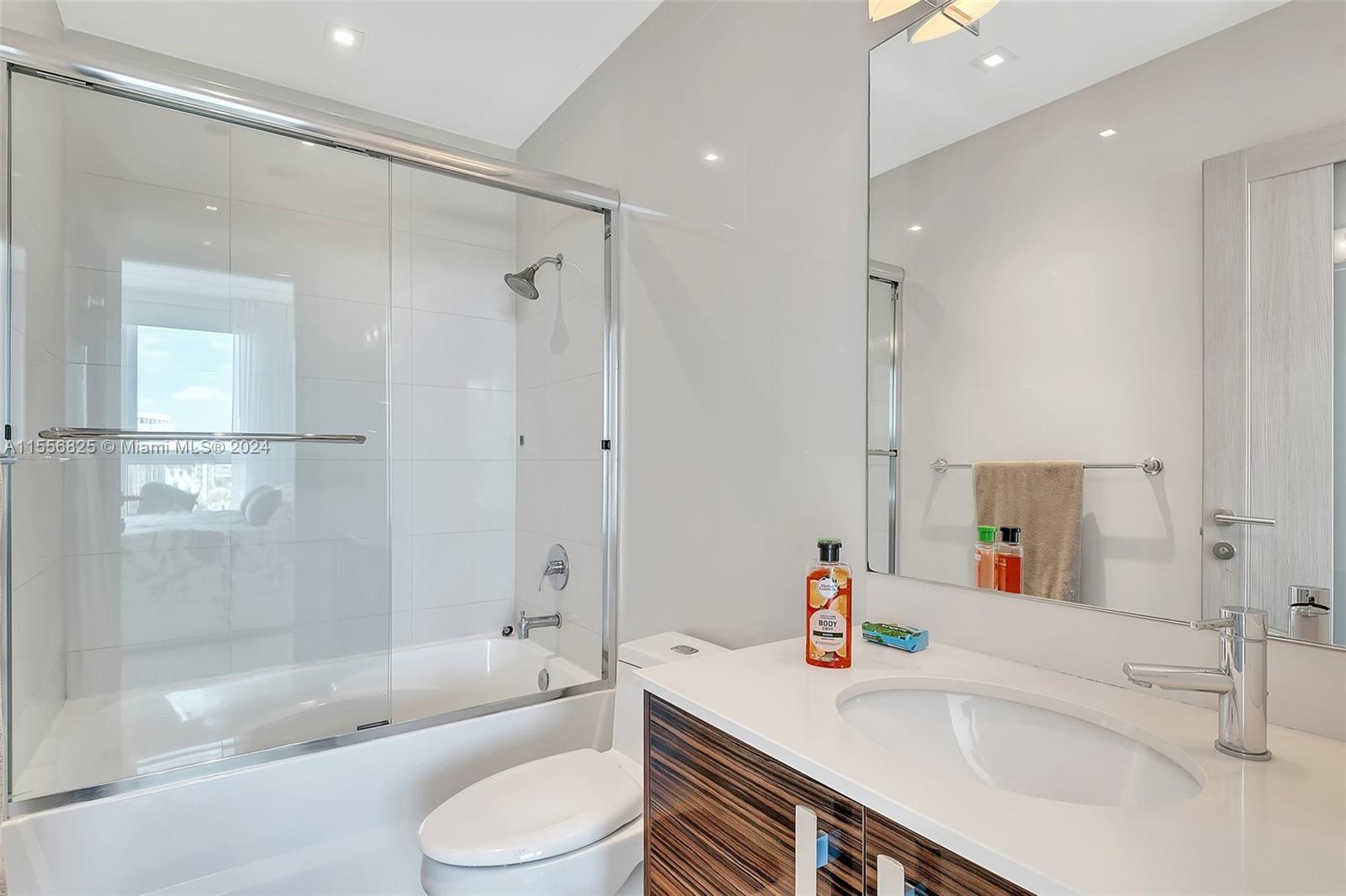 2020 N Bayshore Dr 1006, Miami, Florida 33137, 2 Bedrooms Bedrooms, ,2 BathroomsBathrooms,Residentiallease,For Rent,2020 N Bayshore Dr 1006,A11556825