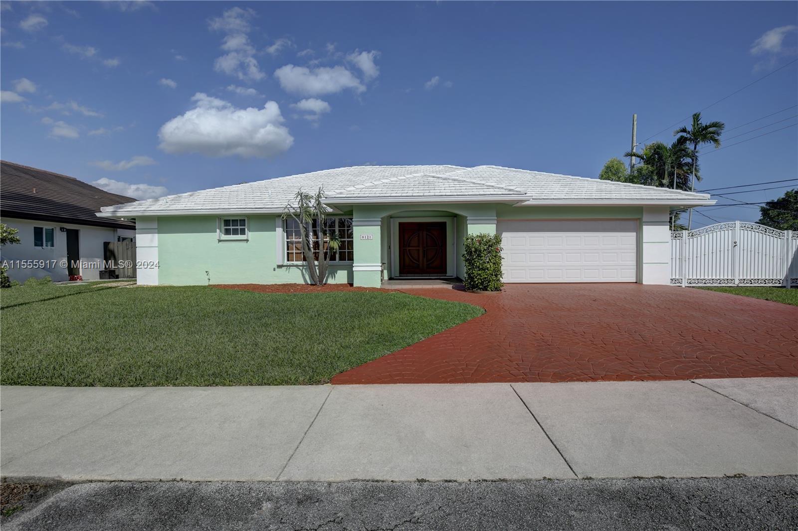 8121 SW 89th Ave  For Sale A11555917, FL