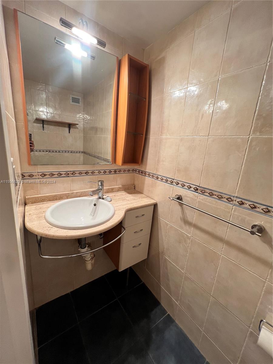 800 Parkview Dr 126, Hallandale Beach, Florida 33009, 1 Bedroom Bedrooms, ,1 BathroomBathrooms,Residential,For Sale,800 Parkview Dr 126,A11556620