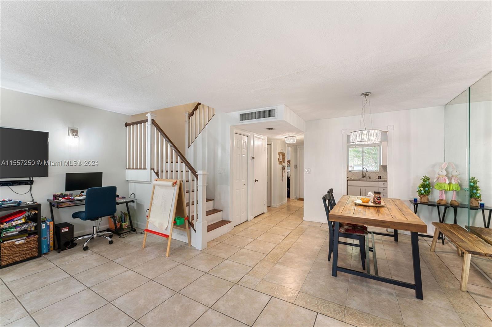 3320 Simms St 11F, Hollywood, Florida 33021, 3 Bedrooms Bedrooms, ,2 BathroomsBathrooms,Residential,For Sale,3320 Simms St 11F,A11557250