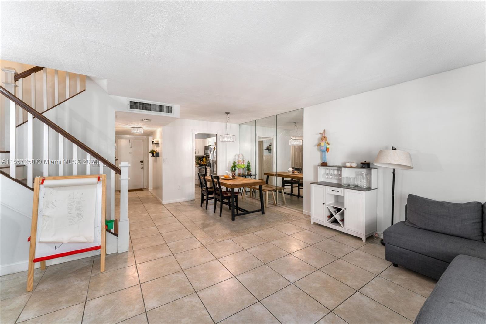 3320 Simms St 11F, Hollywood, Florida 33021, 3 Bedrooms Bedrooms, ,2 BathroomsBathrooms,Residential,For Sale,3320 Simms St 11F,A11557250