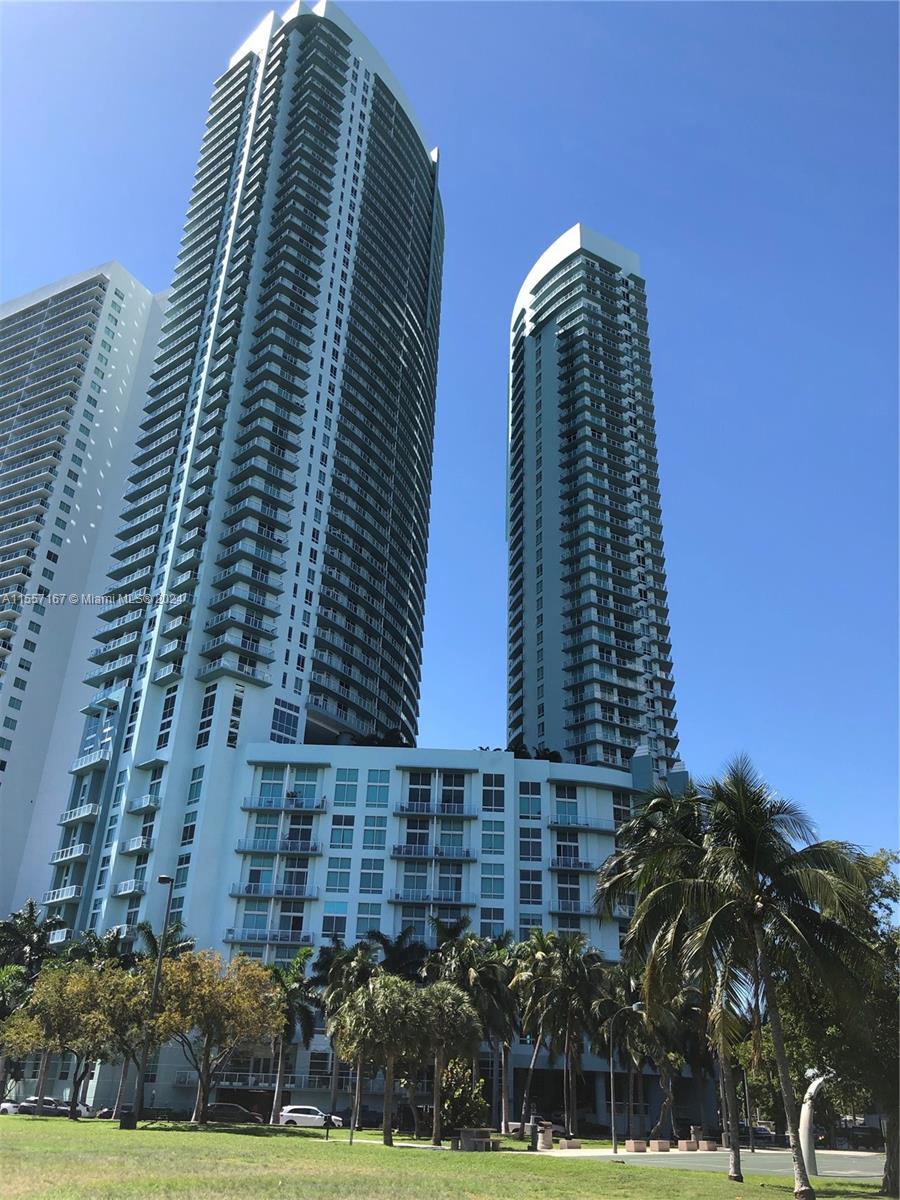 Gorgeous unfurnished studio in beautiful Quantum on the Bay located in Edgewater.  SPECTACULAR VIEWS TO THE BAY AND CITY! Washer/dryer in unit.  Close to Downtown and the Miami Beach. Across the street from Margaret Pace Park.  Great amenities featuring 24-hour security and concierge, 24-hour valet parking, a Bi-level fitness center, two outdoor pools, a theater room, a Bi-level club room with a billiards table and flat-screen TVs, and a convenience store in the lobby.