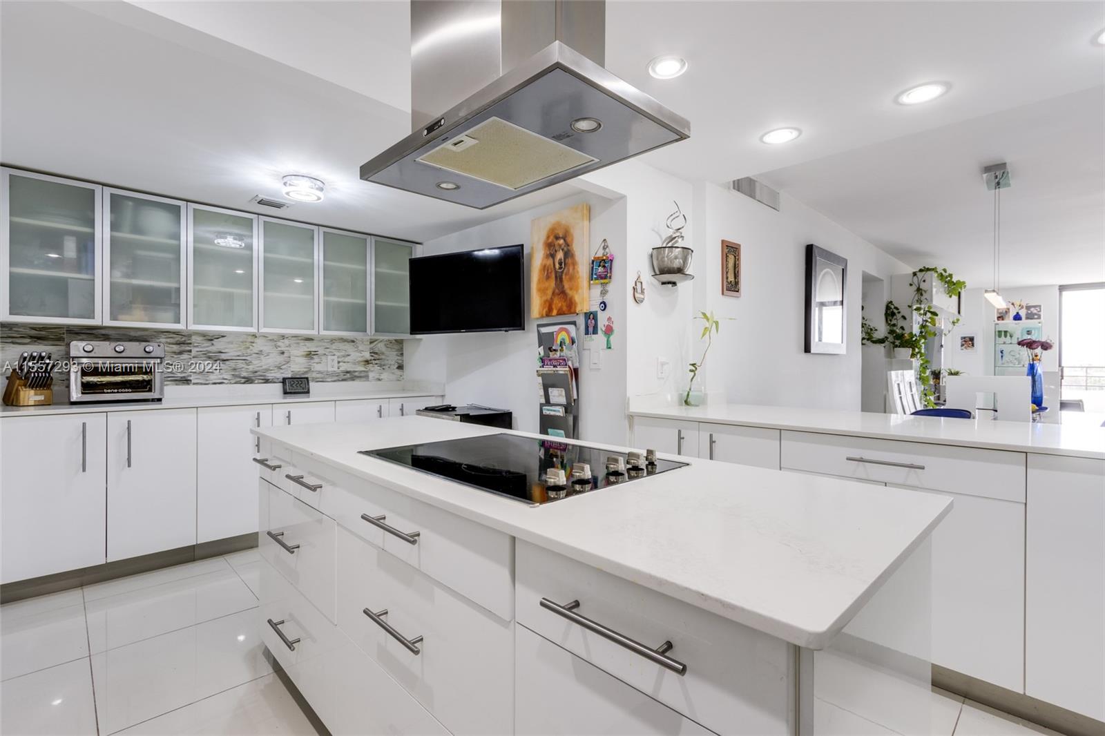 2500 Parkview Dr 701, Hallandale Beach, Florida 33009, 2 Bedrooms Bedrooms, ,2 BathroomsBathrooms,Residential,For Sale,2500 Parkview Dr 701,A11557293