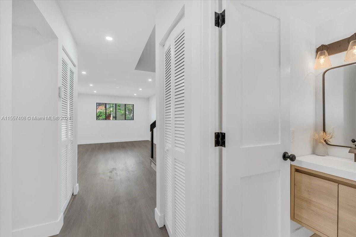 442 SE 11th Ter 442, Dania Beach, Florida 33004, 2 Bedrooms Bedrooms, ,1 BathroomBathrooms,Residential,For Sale,442 SE 11th Ter 442,A11557408