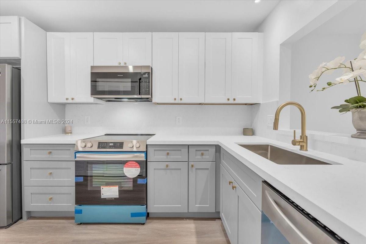 442 SE 11th Ter 442, Dania Beach, Florida 33004, 2 Bedrooms Bedrooms, ,1 BathroomBathrooms,Residential,For Sale,442 SE 11th Ter 442,A11557408