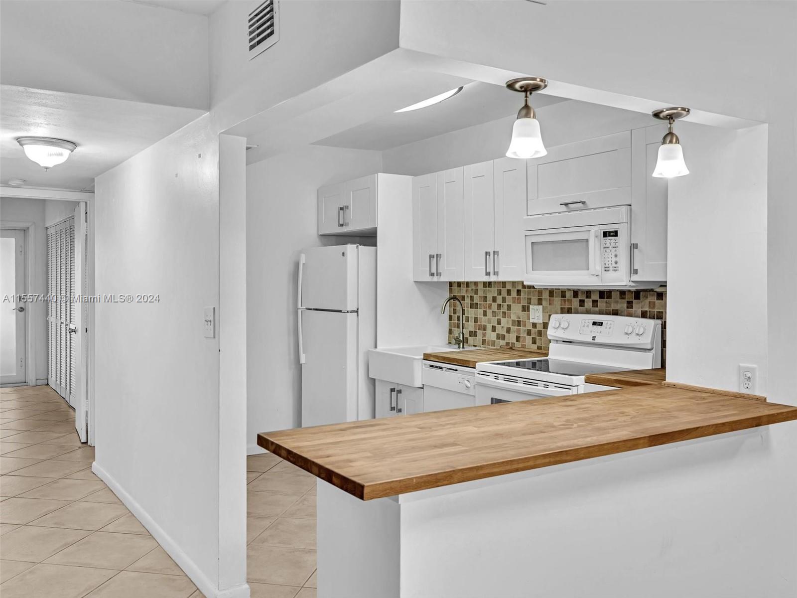 320 S Surf Rd 402, Hollywood, Florida 33019, 1 Bedroom Bedrooms, ,1 BathroomBathrooms,Residentiallease,For Rent,320 S Surf Rd 402,A11557440