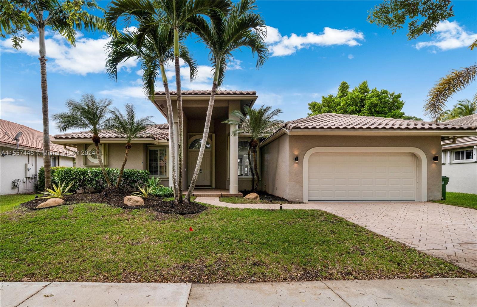 2643  Oakbrook Dr  For Sale A11557446, FL