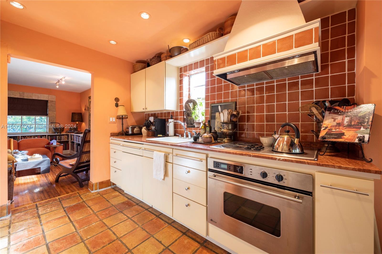 1646 Mayo St, Hollywood, Florida 33020, 2 Bedrooms Bedrooms, ,1 BathroomBathrooms,Residential,For Sale,1646 Mayo St,A11557742