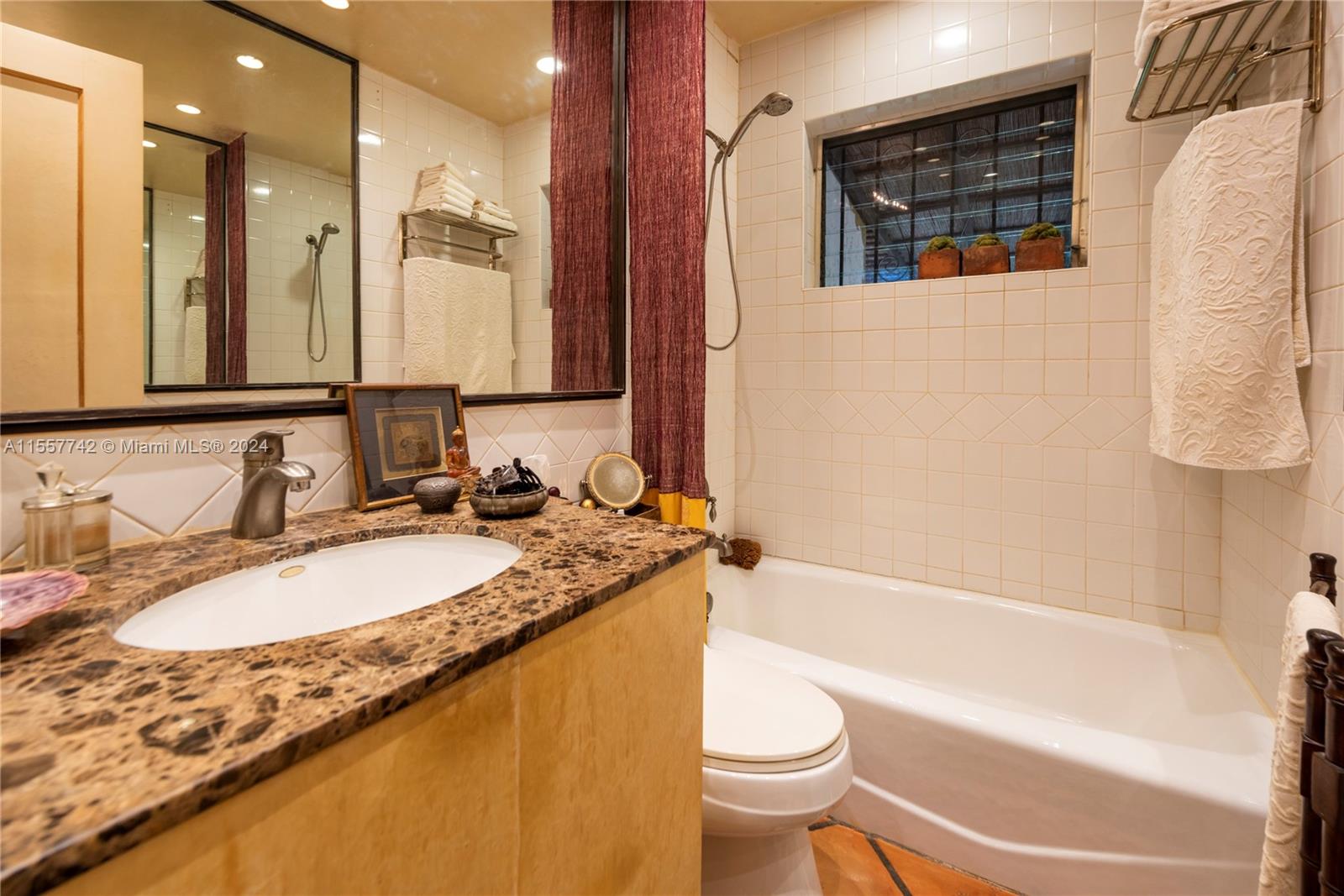 1646 Mayo St, Hollywood, Florida 33020, 2 Bedrooms Bedrooms, ,1 BathroomBathrooms,Residential,For Sale,1646 Mayo St,A11557742