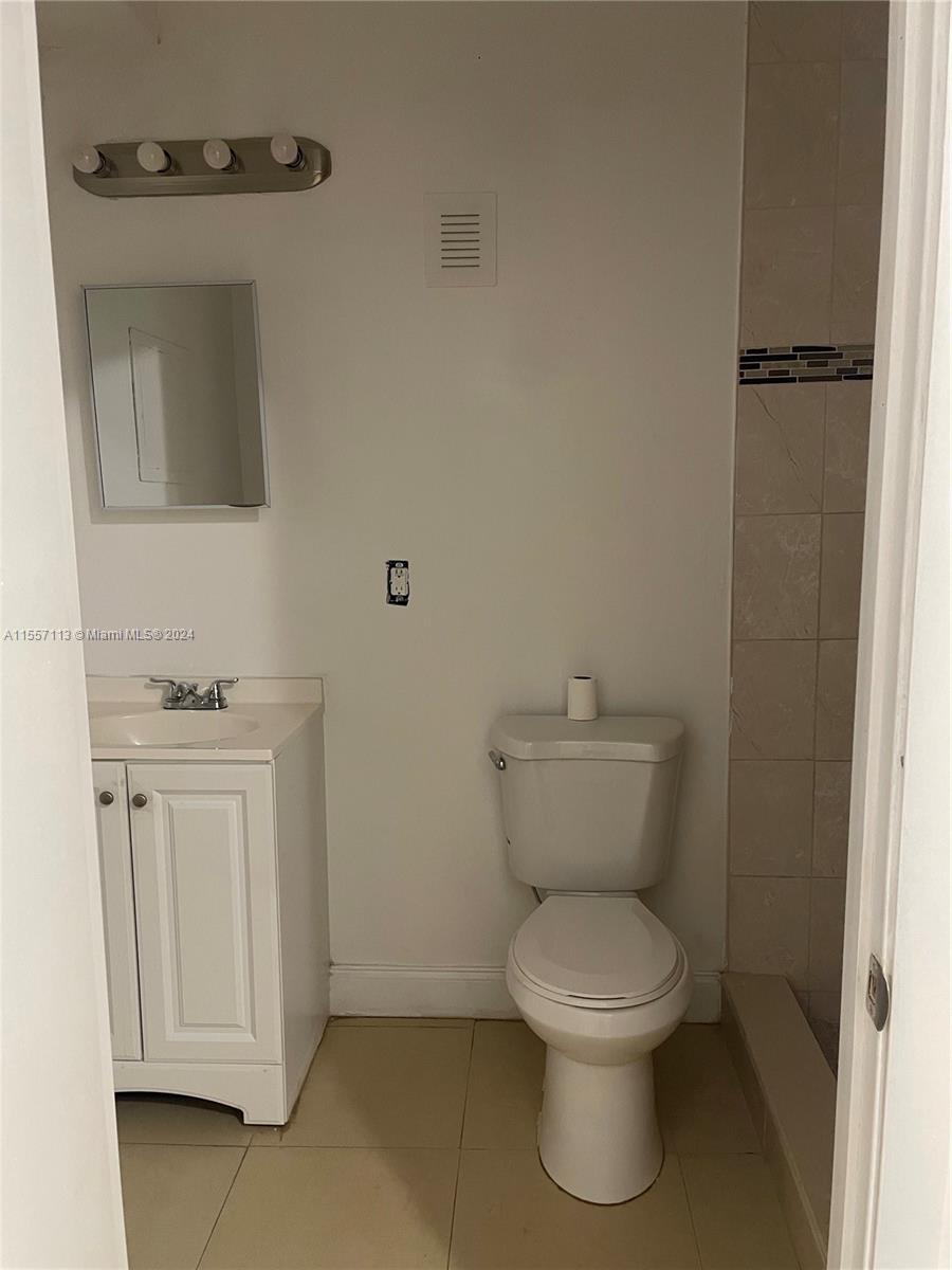 1180 NE 160th Ter 3, North Miami Beach, Florida 33162, 2 Bedrooms Bedrooms, ,1 BathroomBathrooms,Residentiallease,For Rent,1180 NE 160th Ter 3,A11557113