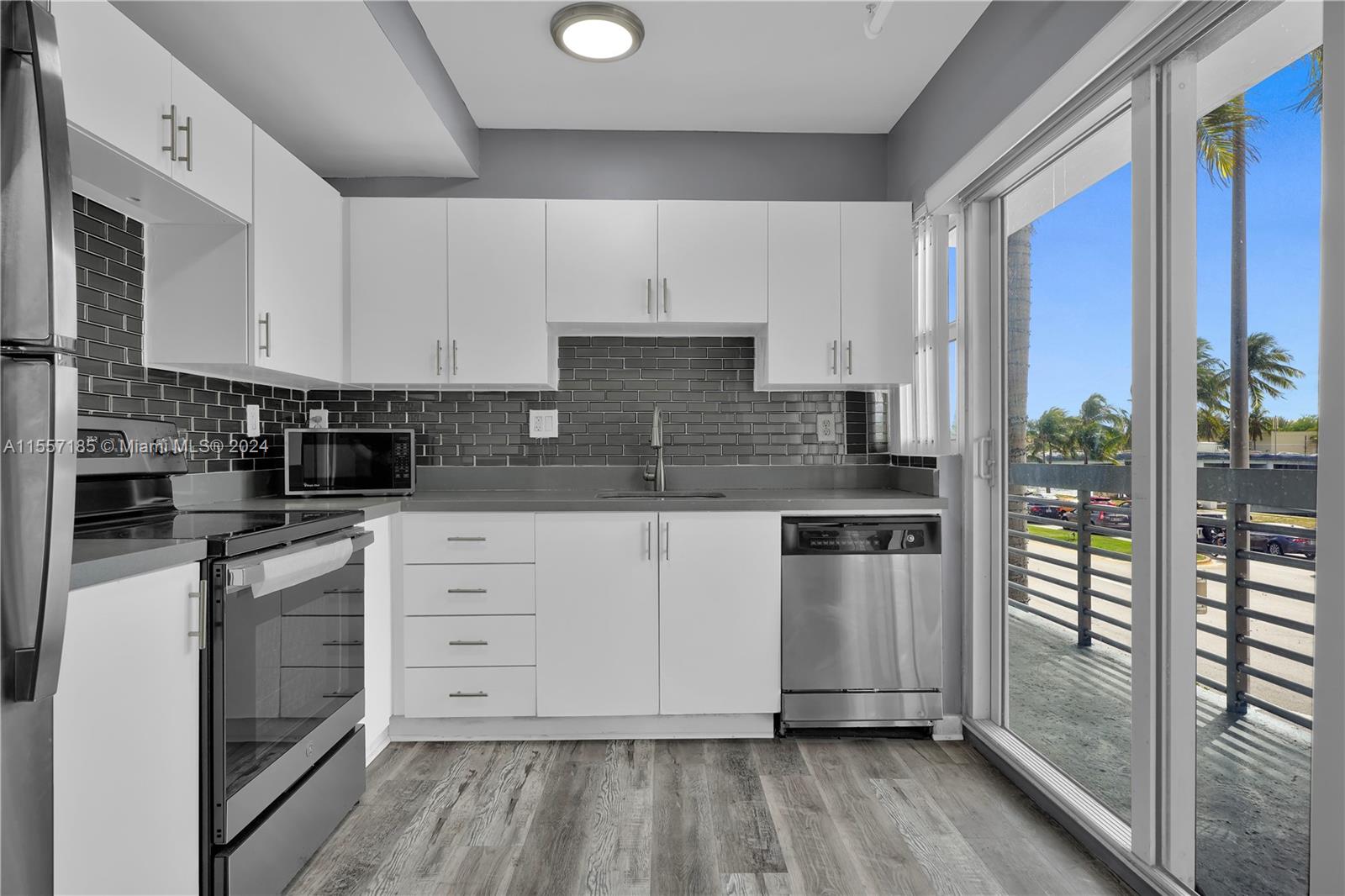 4332 Collins Ave 201, Miami Beach, Florida 33140, 3 Bedrooms Bedrooms, ,3 BathroomsBathrooms,Residentiallease,For Rent,4332 Collins Ave 201,A11557185