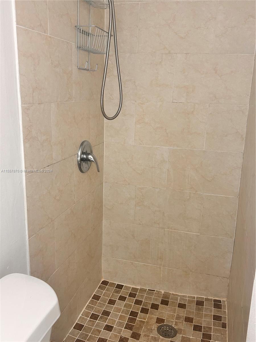6900 Bay Dr 8J, Miami Beach, Florida 33141, 2 Bedrooms Bedrooms, ,2 BathroomsBathrooms,Residentiallease,For Rent,6900 Bay Dr 8J,A11557870