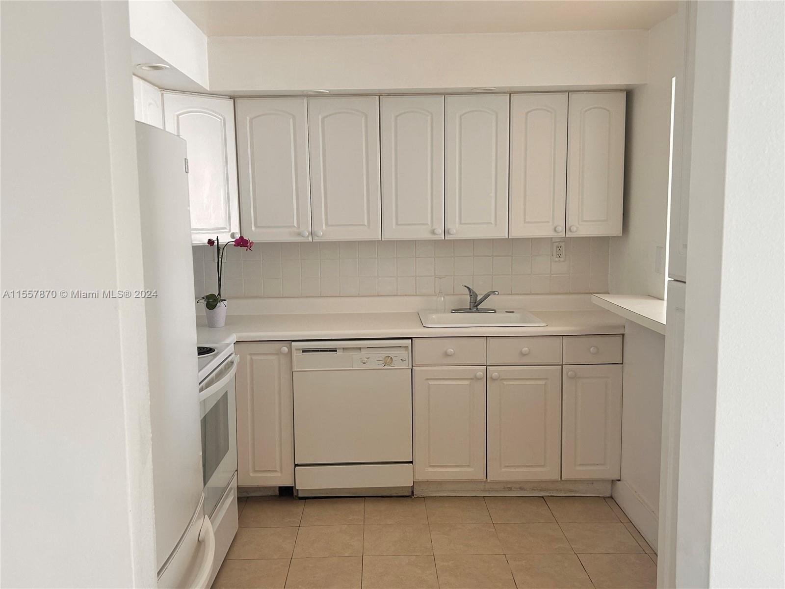6900 Bay Dr 8J, Miami Beach, Florida 33141, 2 Bedrooms Bedrooms, ,2 BathroomsBathrooms,Residentiallease,For Rent,6900 Bay Dr 8J,A11557870