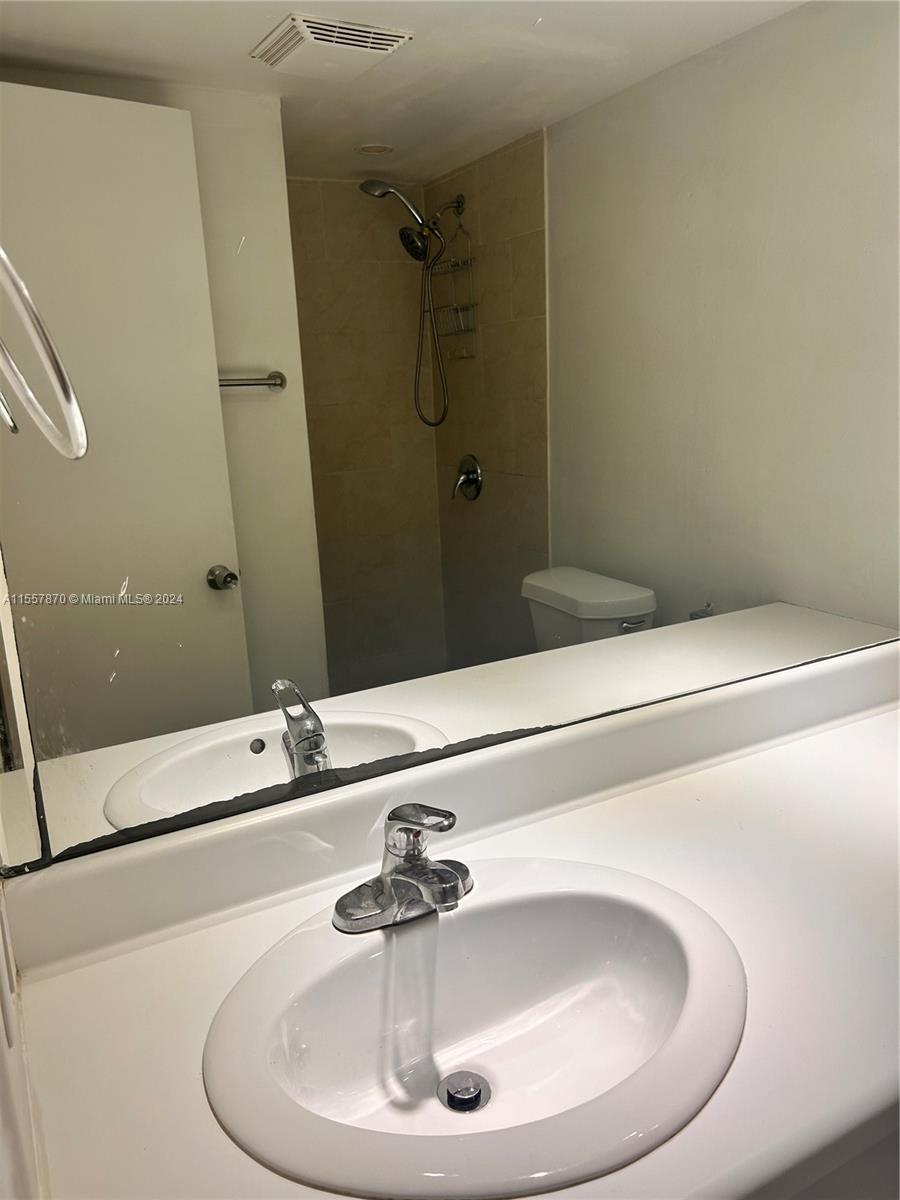 6900 Bay Dr 8J, Miami Beach, Florida 33141, 2 Bedrooms Bedrooms, ,2 BathroomsBathrooms,Residentiallease,For Rent,6900 Bay Dr 8J,A11557870