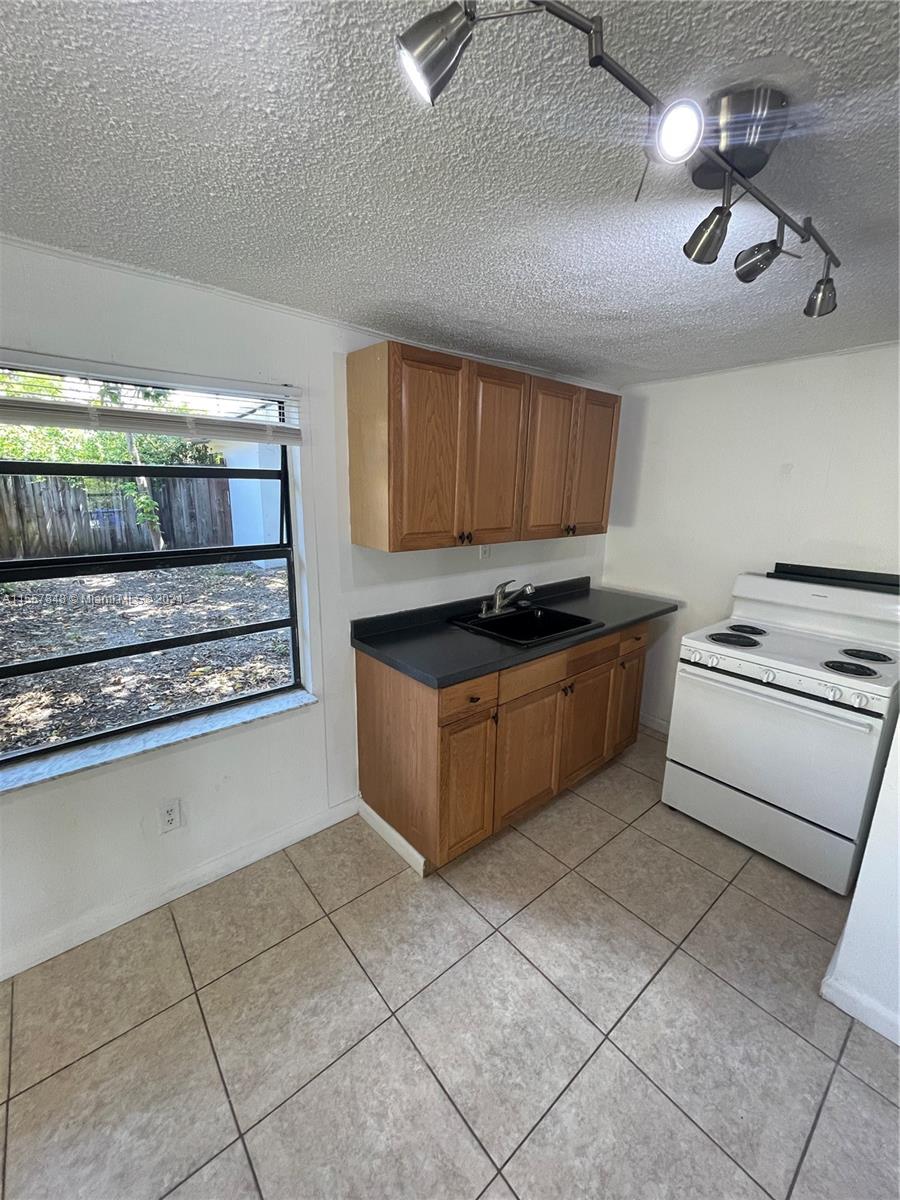 5739 Hayes St 5739, Hollywood, Florida 33021, ,1 BathroomBathrooms,Residentiallease,For Rent,5739 Hayes St 5739,A11557848