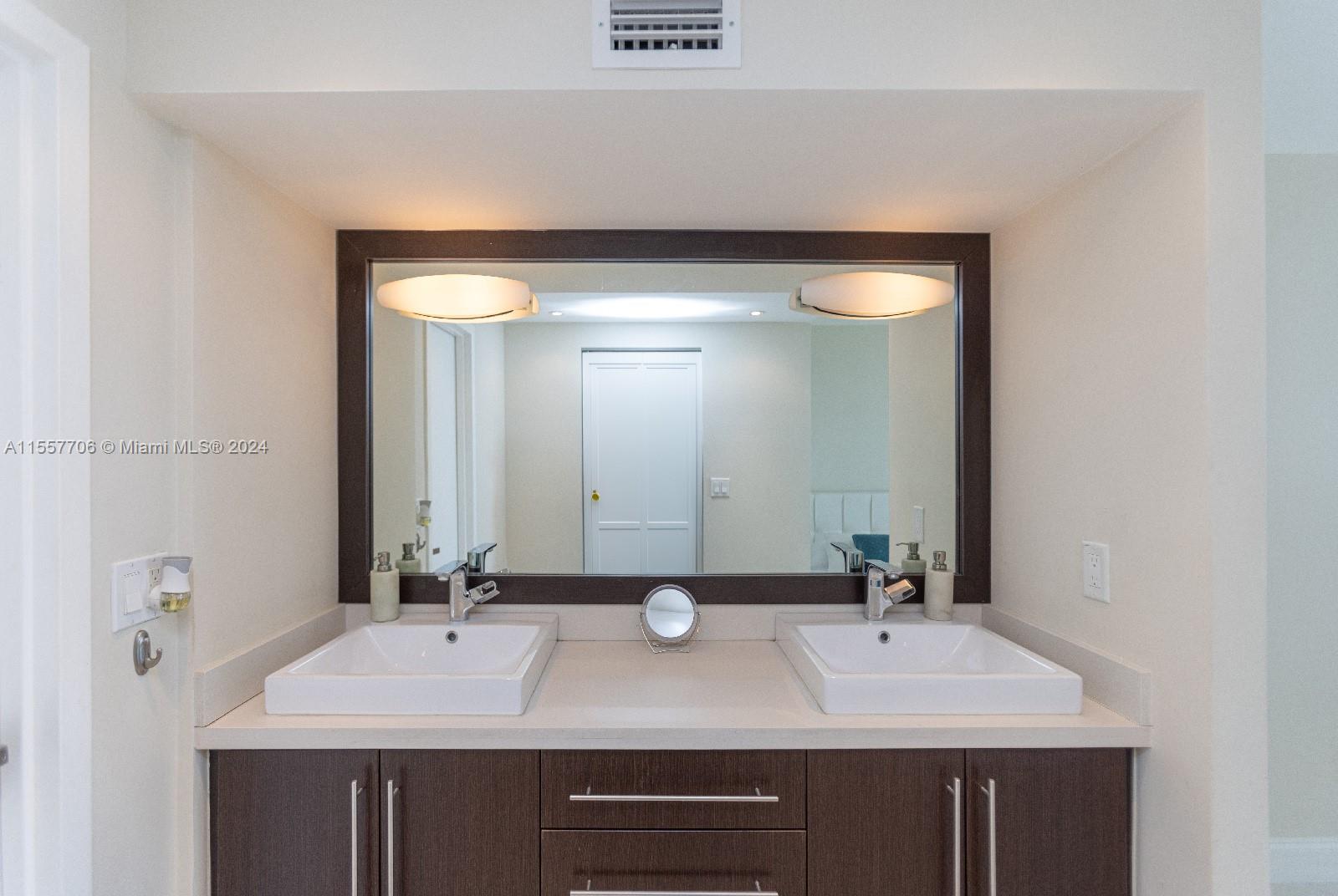 100 Bayview Dr 1026, Sunny Isles Beach, Florida 33160, 2 Bedrooms Bedrooms, ,2 BathroomsBathrooms,Residential,For Sale,100 Bayview Dr 1026,A11557706
