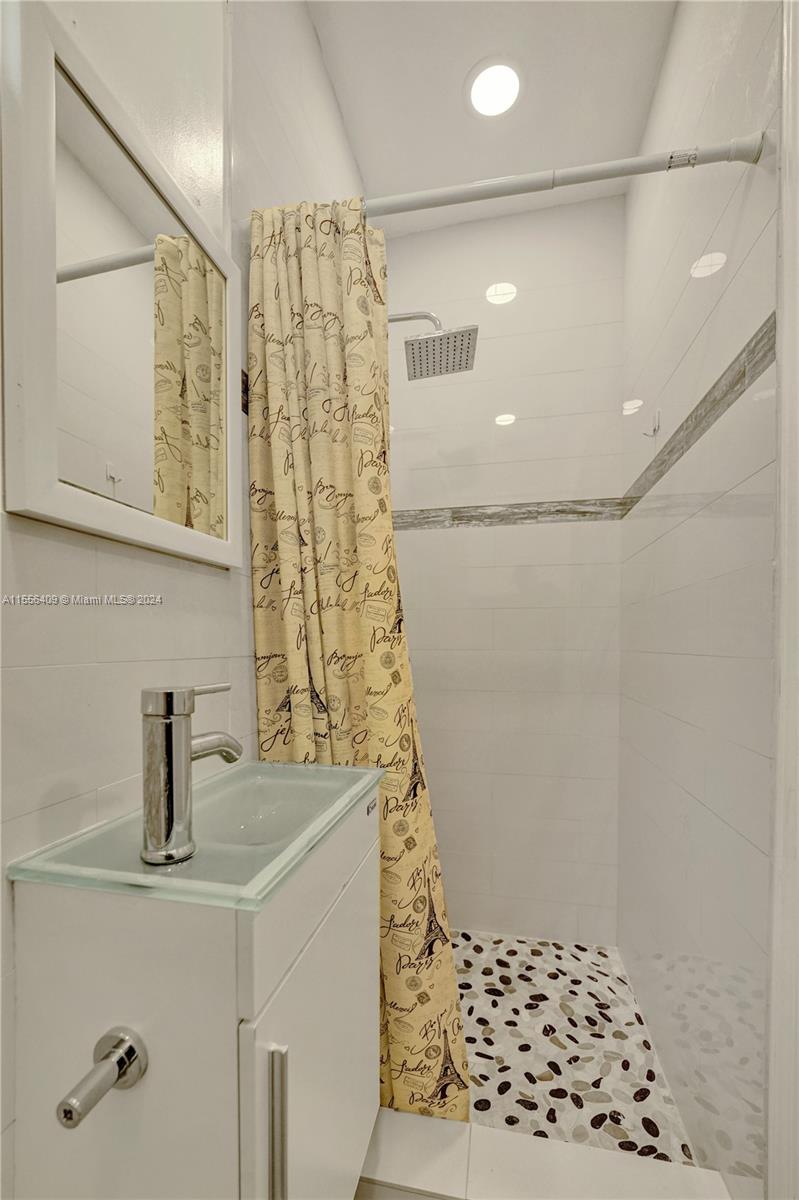 3230 Roosevelt St, Hollywood, Florida 33021, 4 Bedrooms Bedrooms, ,3 BathroomsBathrooms,Residential,For Sale,3230 Roosevelt St,A11556409