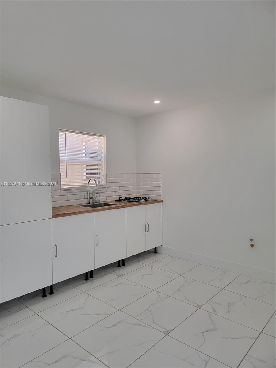 Hollywood, Florida 33020, 1 Bedroom Bedrooms, ,1 BathroomBathrooms,Residentiallease,For Rent,A11557974