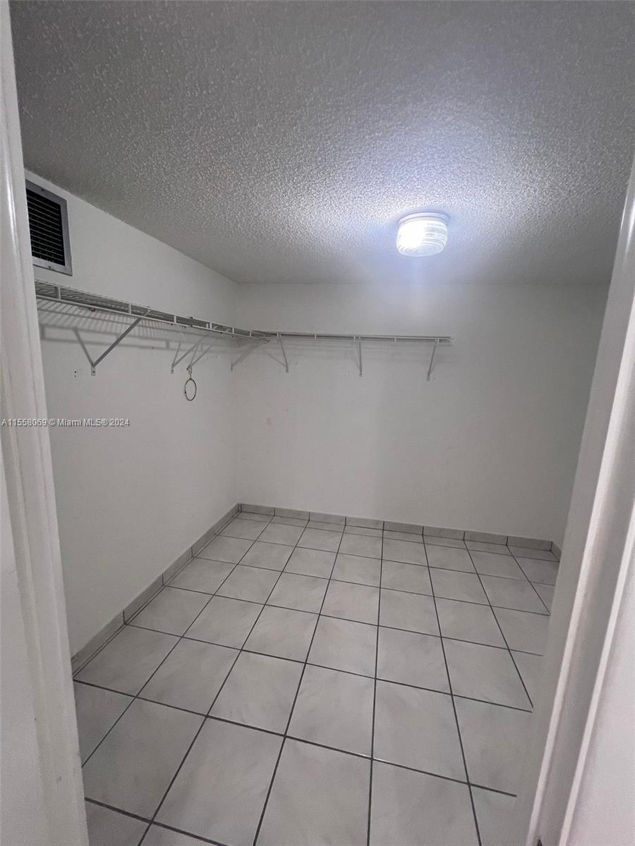 Walking closet/Den