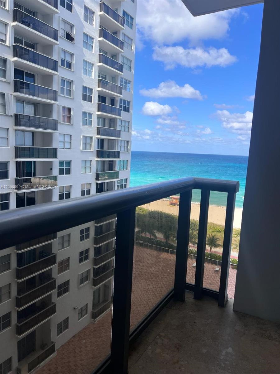 6039 Collins Ave 1012, Miami Beach, Florida 33140, 1 Bedroom Bedrooms, ,2 BathroomsBathrooms,Residentiallease,For Rent,6039 Collins Ave 1012,A11558069