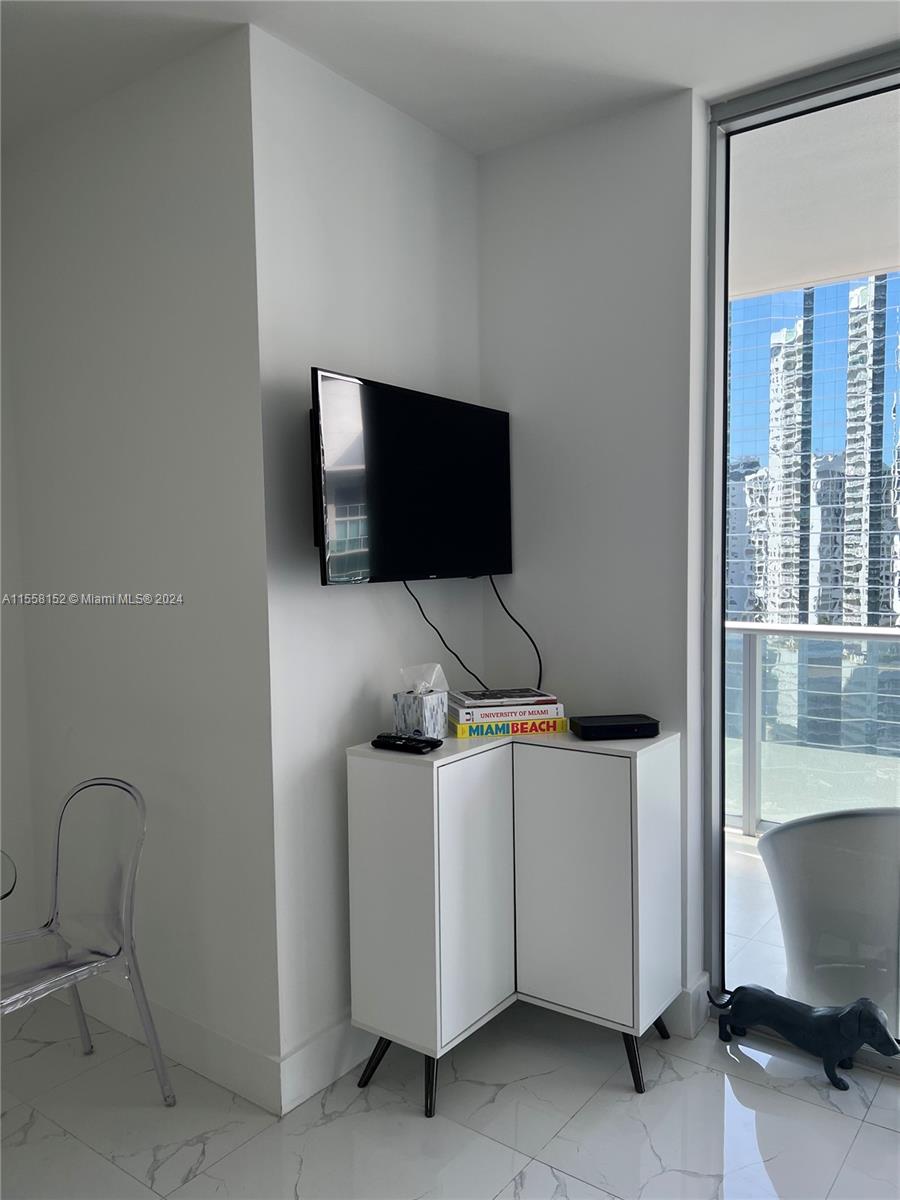 1300 Brickell Bay Dr 2111, Miami, Florida 33131, 1 Bedroom Bedrooms, ,1 BathroomBathrooms,Residentiallease,For Rent,1300 Brickell Bay Dr 2111,A11558152