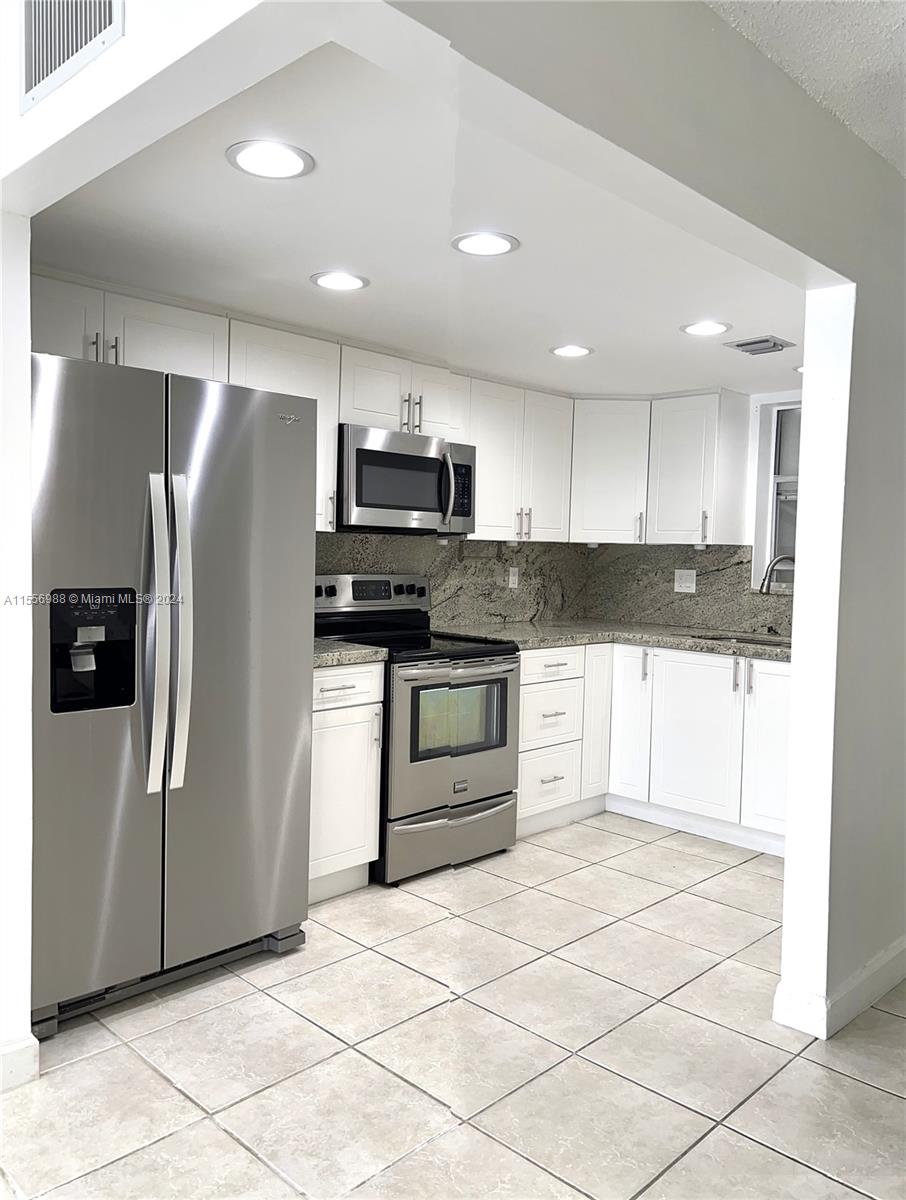 9365 Fontainebleau Blvd E214, Miami, Florida 33172, 2 Bedrooms Bedrooms, ,1 BathroomBathrooms,Residentiallease,For Rent,9365 Fontainebleau Blvd E214,A11556988