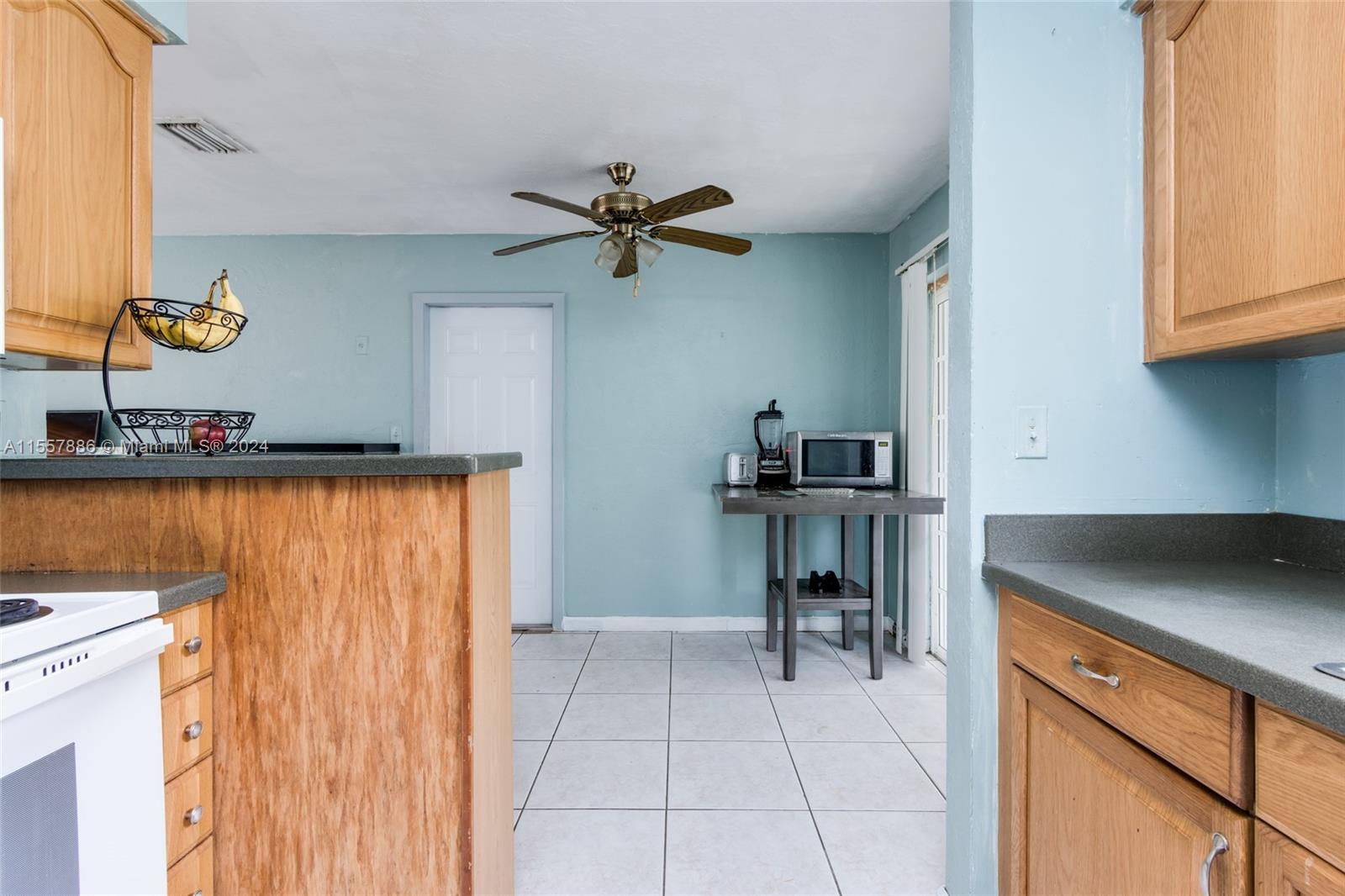 919 NE 4th Ct, Hallandale Beach, Florida 33009, 2 Bedrooms Bedrooms, ,1 BathroomBathrooms,Residential,For Sale,919 NE 4th Ct,A11557886